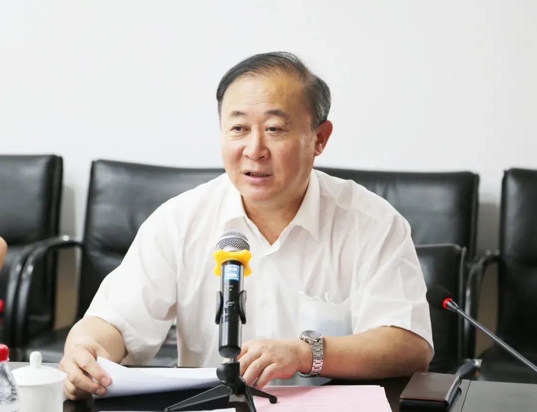 东北大学赵继校长讲话会上,余维江向与会专家介绍了双方合作的背景和