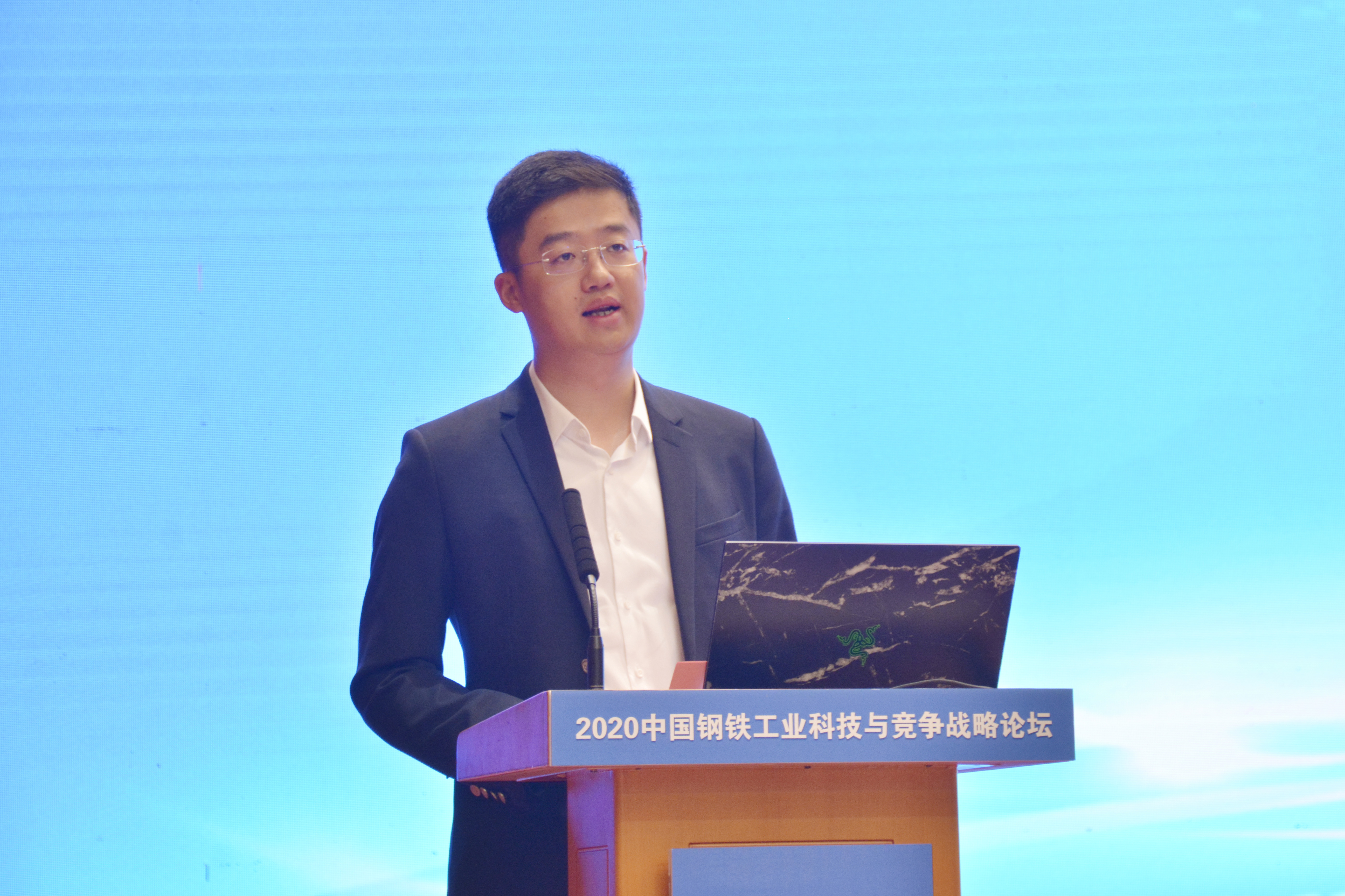 江苏永钢集团有限公司党委书记,总裁  吴毅